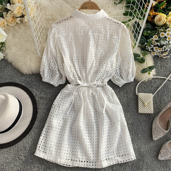 Modern női ruha rövid ujjal és zsebbel fehér és fekete színben