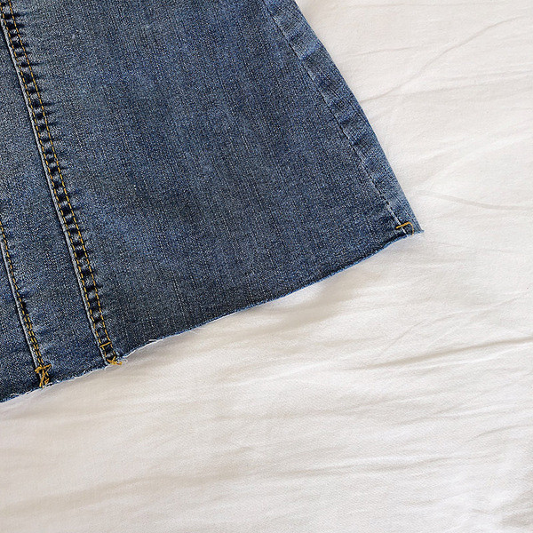 Fusta de dama din denim cu nasturi in albastru si negru