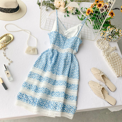 Rochie moderna de dama cu bretele subtiri si broderie in albastru si rosu