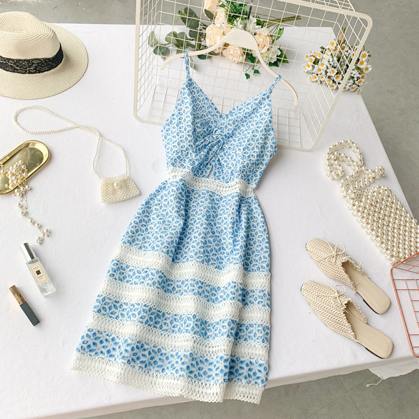 Rochie moderna de dama cu bretele subtiri si broderie in albastru si rosu