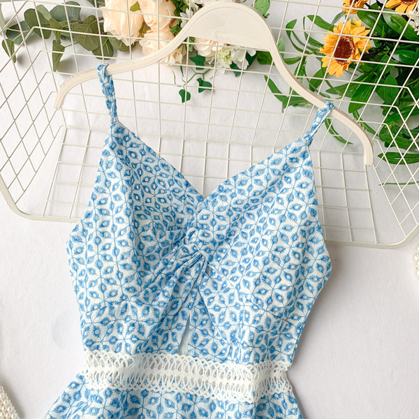 Rochie moderna de dama cu bretele subtiri si broderie in albastru si rosu