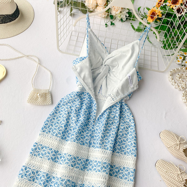 Rochie moderna de dama cu bretele subtiri si broderie in albastru si rosu