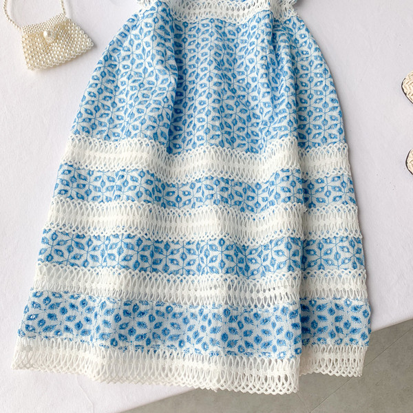 Rochie moderna de dama cu bretele subtiri si broderie in albastru si rosu