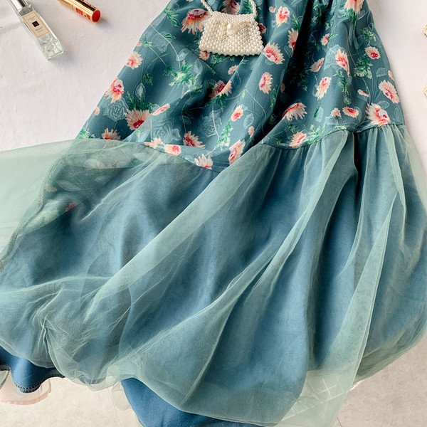 Rochie moderna de dama cu bretele subtiri si motive florale