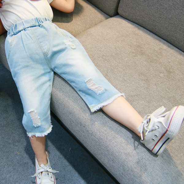 Szakadt motívumokkal és zsebekkel ellátott gyerekfarmer - lányoknak