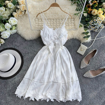 Modern női ruha fehér csipke díszítéssel