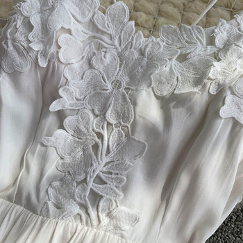 Modern női ruha fehér csipke díszítéssel