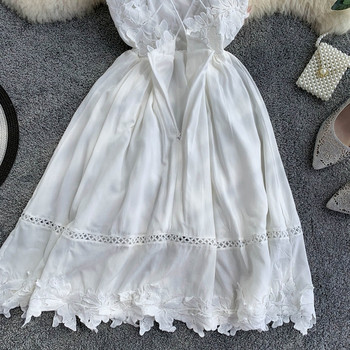 Modern női ruha fehér csipke díszítéssel