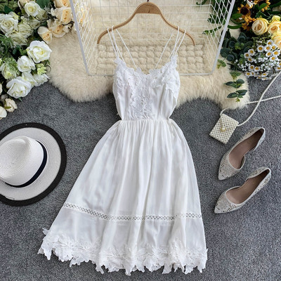 Modern női ruha fehér csipke díszítéssel