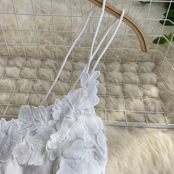 Modern női ruha fehér csipke díszítéssel