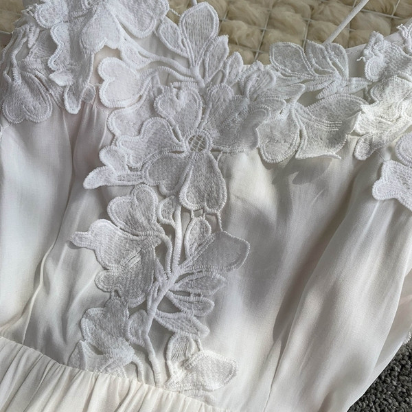 Modern női ruha fehér csipke díszítéssel