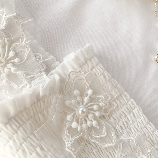 Női felső 3D-s virágokkal, fehér és fekete színben