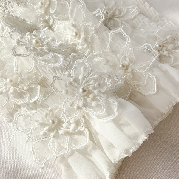 Női felső 3D-s virágokkal, fehér és fekete színben