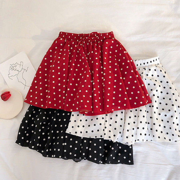 Pantaloni scurti de dama cu talie elastica cu puncte in mai multe culori