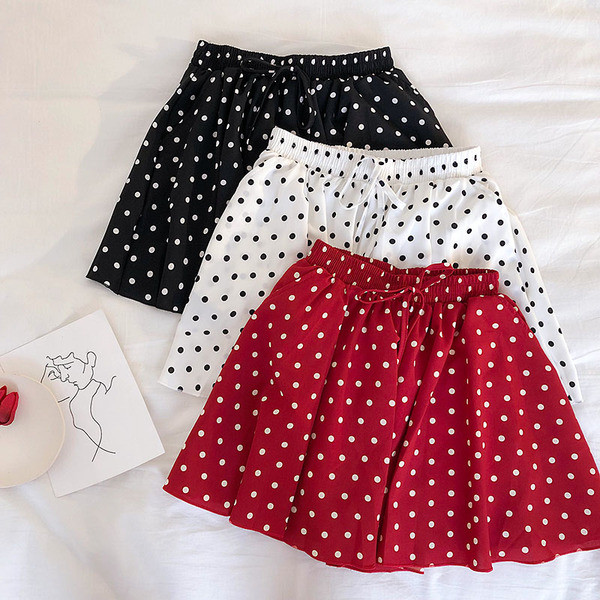 Pantaloni scurti de dama cu talie elastica cu puncte in mai multe culori
