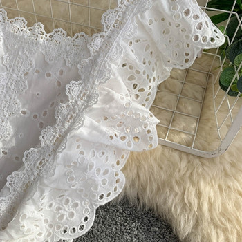 Női ruha csipkével és övvel, három színben