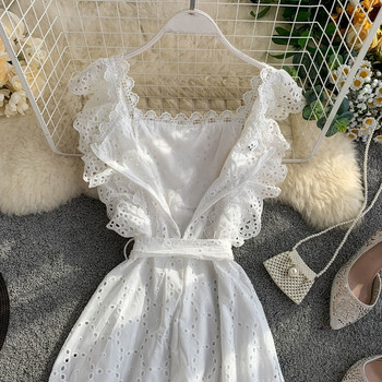 Női ruha csipkével és övvel, három színben