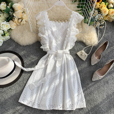 Női ruha csipkével és övvel, három színben