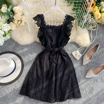 Női ruha csipkével és övvel, három színben