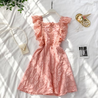 Női ruha csipkével és övvel, három színben