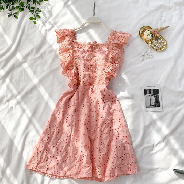 Női ruha csipkével és övvel, három színben