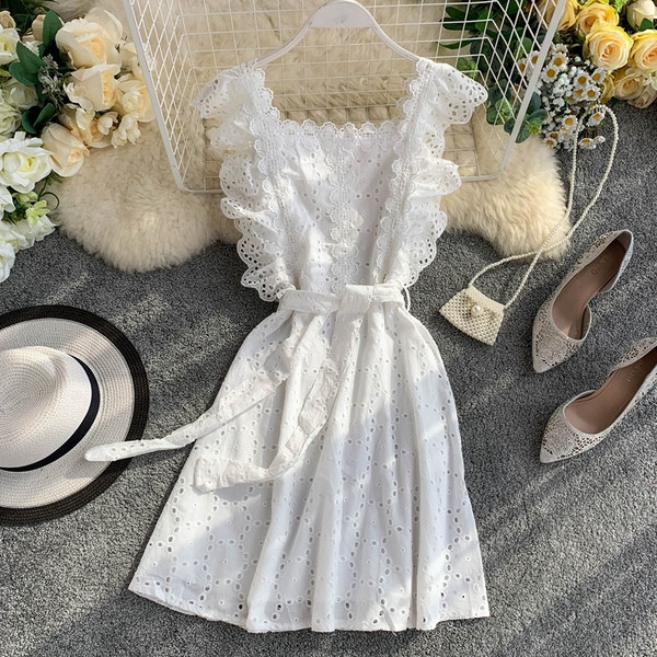 Női ruha csipkével és övvel, három színben