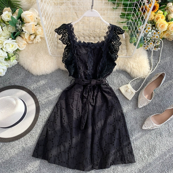 Női ruha csipkével és övvel, három színben