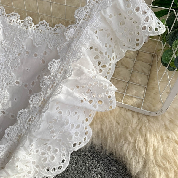 Női ruha csipkével és övvel, három színben