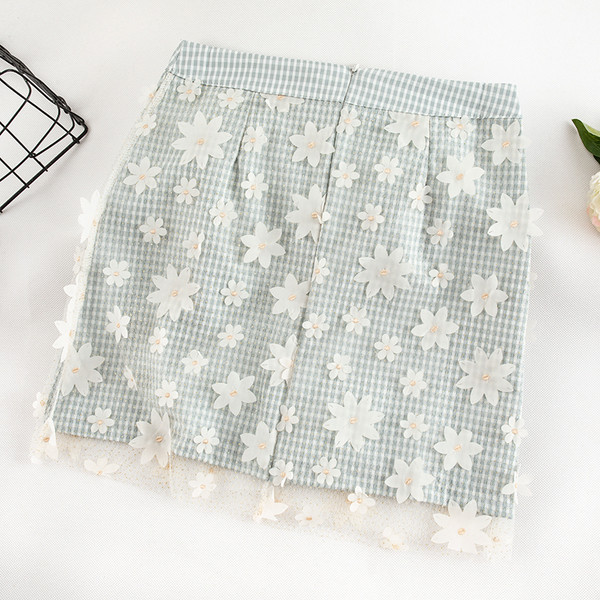 Kockás női szoknya virágmotívumokkal három színben