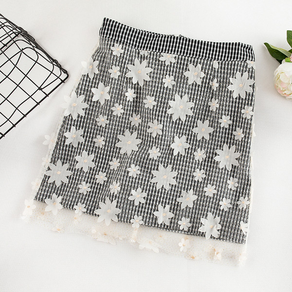 Kockás női szoknya virágmotívumokkal három színben