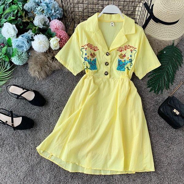 Modern női ruha hímzéssel, rövid ujjú több színben