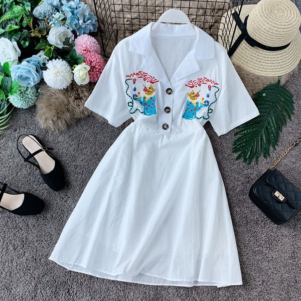 Modern női ruha hímzéssel, rövid ujjú több színben