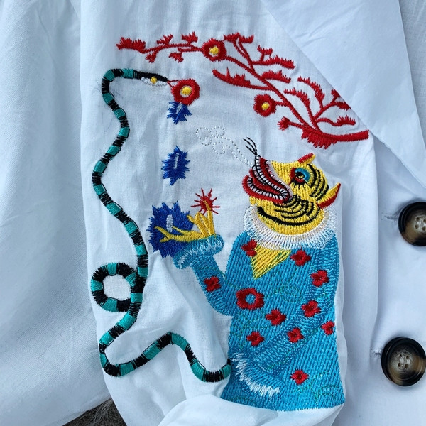 Modern női ruha hímzéssel, rövid ujjú több színben