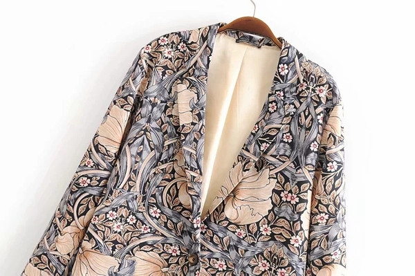 Modern női kabát virágmintával