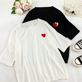 Modern női póló fekete-fehér hímzéssel