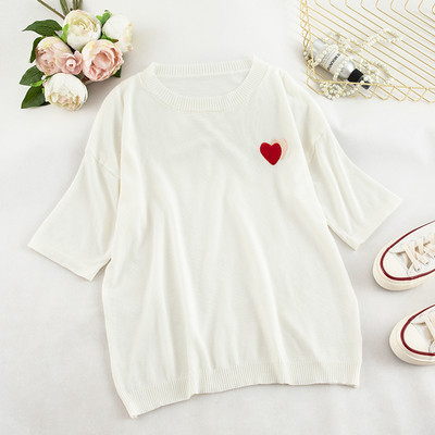 Modern női póló fekete-fehér hímzéssel