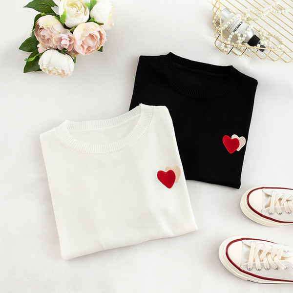 Modern női póló fekete-fehér hímzéssel