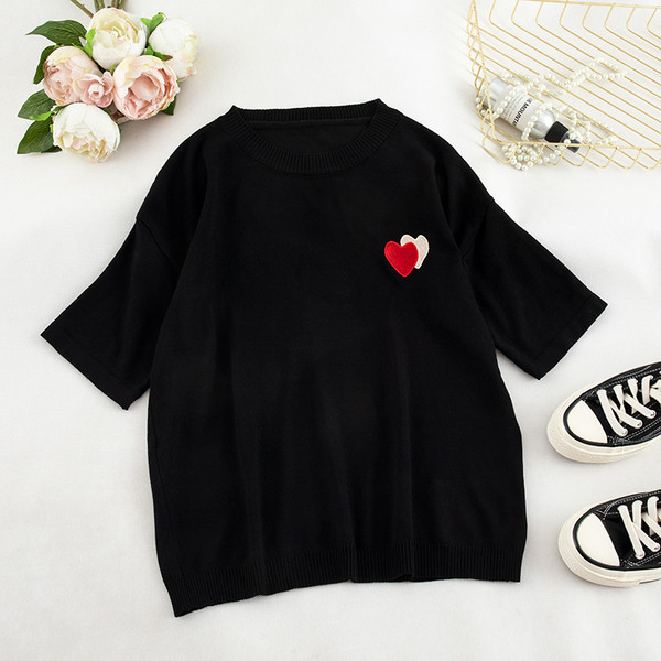 Modern női póló fekete-fehér hímzéssel