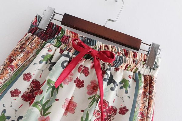 Pantaloni largi de dama roz cu model floral