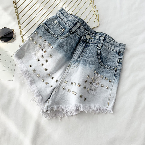 Pantaloni scurți de damă din denim cu decor metalic