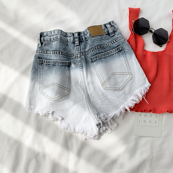 Pantaloni scurți de damă din denim cu decor metalic