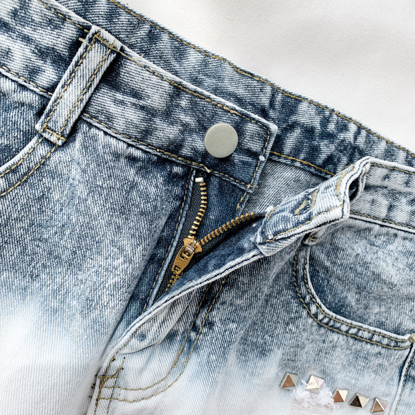 Pantaloni scurți de damă din denim cu decor metalic