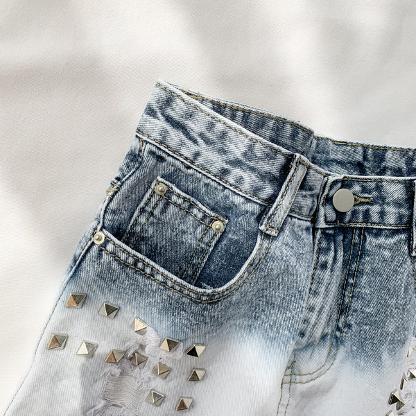 Pantaloni scurți de damă din denim cu decor metalic