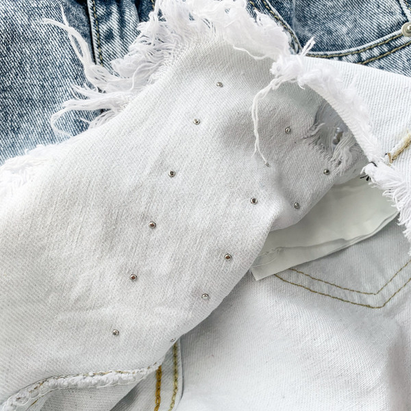 Pantaloni scurți de damă din denim cu decor metalic