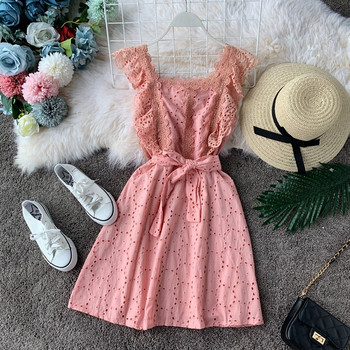 Modern női ruha szalaggal és csipkével, három színben