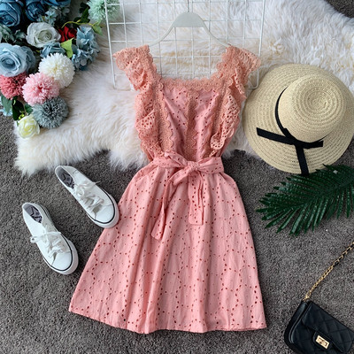 Modern női ruha szalaggal és csipkével, három színben