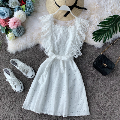 Modern női ruha szalaggal és csipkével, három színben