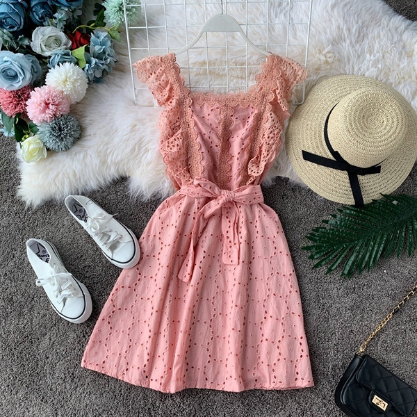 Modern női ruha szalaggal és csipkével, három színben