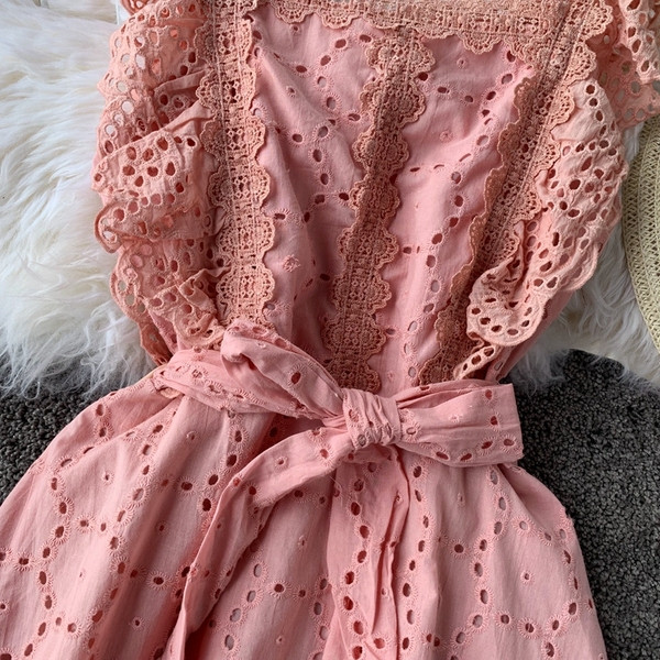 Modern női ruha szalaggal és csipkével, három színben