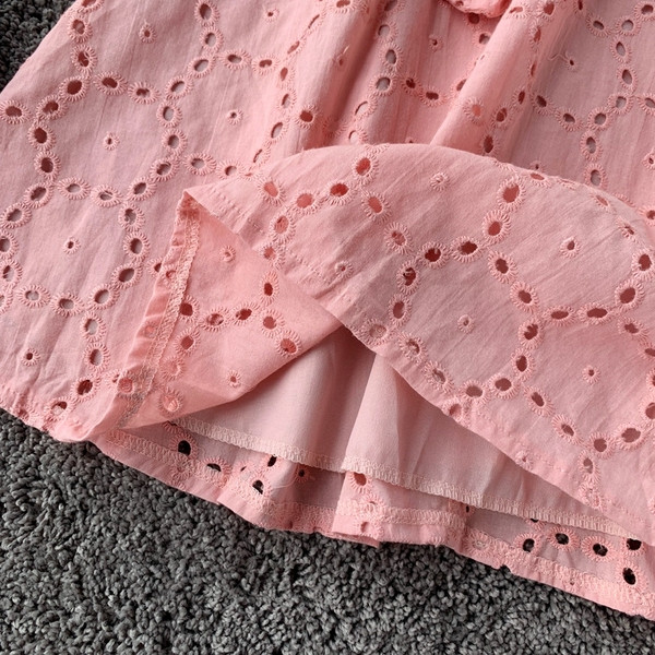 Modern női ruha szalaggal és csipkével, három színben